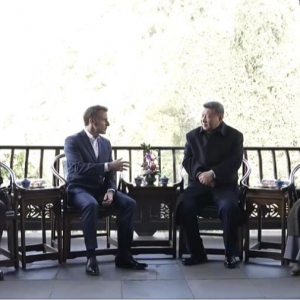 习近平同法国总统马克龙在成都进行友好交流