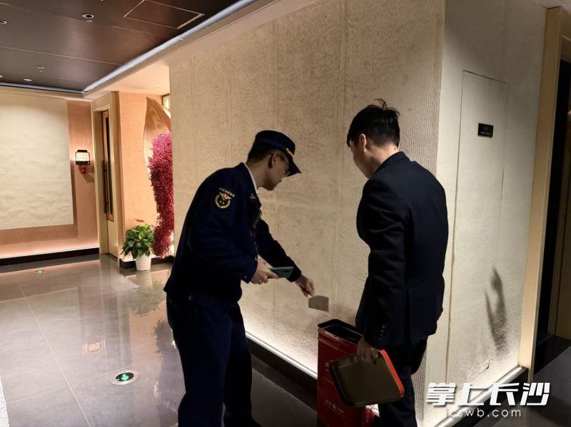 天心消防正在夜查。 长沙晚报通讯员 余娜娜 摄