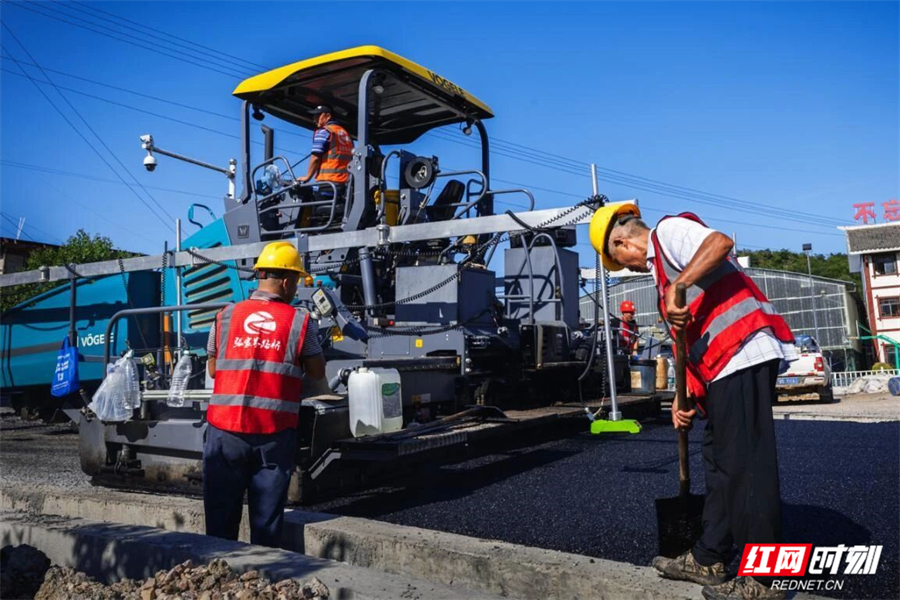 战高温的筑路人.jpg