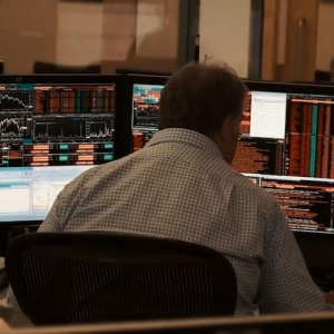 华尔街年末豪赌，满载而归还是竹篮打水