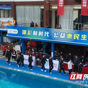 湖南500名“泳士”集结湘西 寒波里争锋