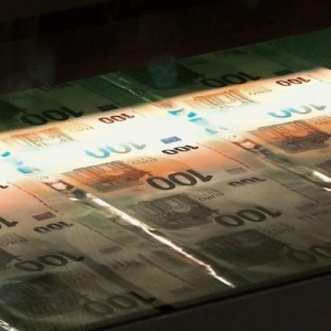 它涨不动，也跌不下：欧元被困在美联储的“语言牢笼”里