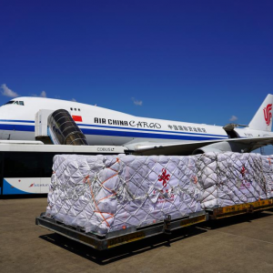 中国援助斯里兰卡抗洪救灾物资运抵科伦坡