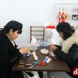 江华：钩针织文创 巾帼助湘超