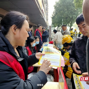 视频丨湘潭多部门联合开展外卖骑手养老保险补贴宣讲与现场办理 ...