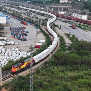 四中全会精神在基层丨内陆小镇何以“公交出海”