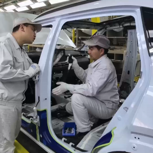 流水线旁的“拍客” 助力新疆制造“出圈”