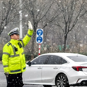 风雪无阻，温暖守护——各地多举措迎寒潮保民生