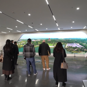 多国媒体人士在郑州航空港感受中国经济“向新”“向智”