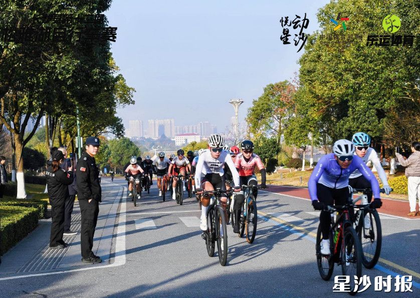 参赛选手展开激烈的骑行角逐。