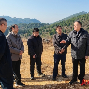 毛万春在新化县坪塘村宣讲调研