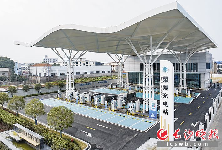 长沙围绕破解“找桩难”“充电难”等问题，大力推动公共区域充电基础设施建设。 长沙晚报全媒体记者 邹麟 摄