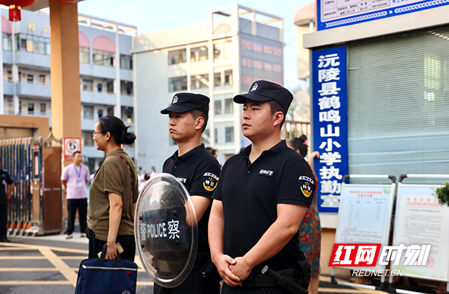 沅陵县公安局巡特警大队开展护学岗，保护学生安全.jpg