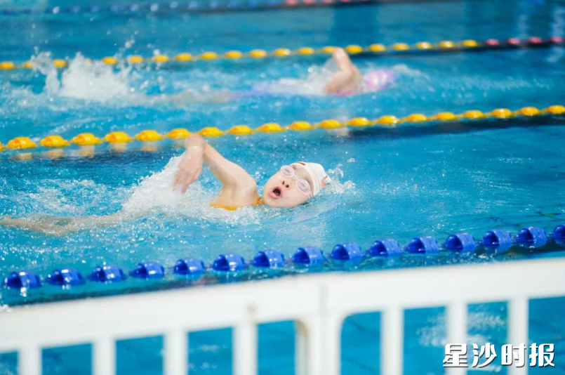 游泳小将在泳池里劈波斩浪。均为通讯员供图