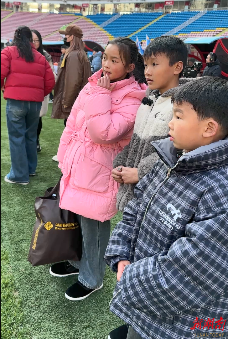 大山深处的小学生圆梦湘超决赛现场：贺龙体育场比学校大了20倍！ ...