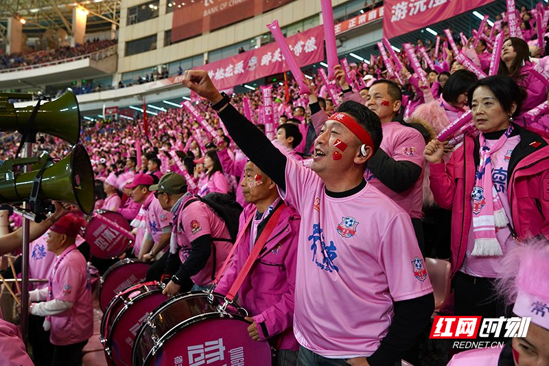 特写｜错失冠军，常德球迷不离不弃 “别哭！明年再战！”