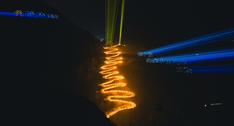 在发布会上，被誉为“中国F1第一人”的车手马青骅带领中国汽车品牌点亮二十四道拐，揭开本次贵州“村GT”晴隆站的序幕