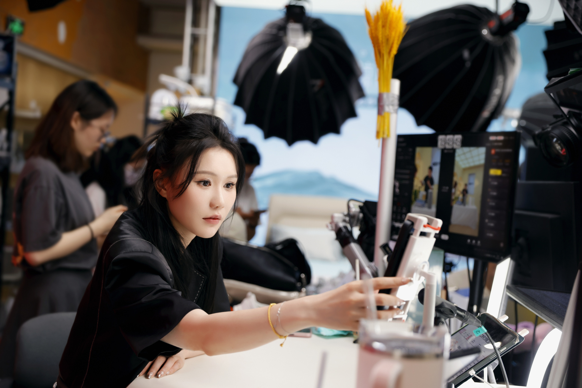 镜像2025 ① | 从“人肉喇叭”到专业搭档：助播“旺旺们”的直播电商“变形记” ...