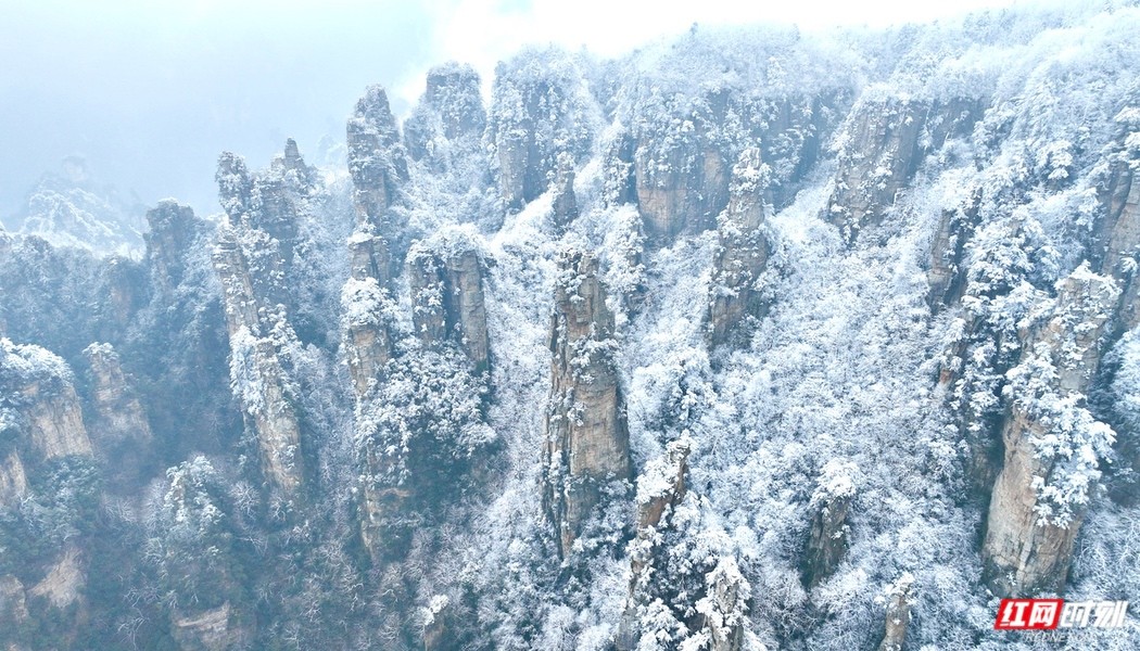 “峰林冰雪”奇观迎客来 张家界武陵源迎新年冰雪热