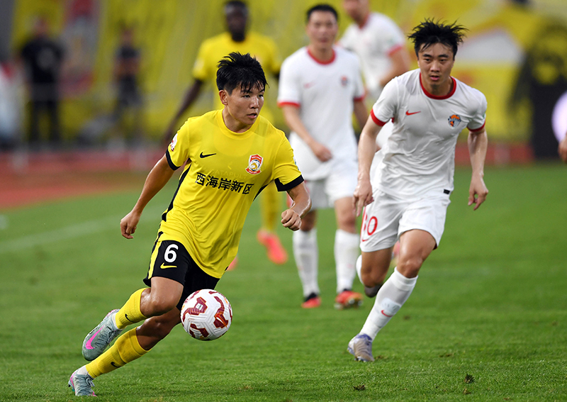 （体育）（3）足球——中超：青岛西海岸胜青岛海牛XxjpseC007350_20250629_PEPFN0A001.jpg