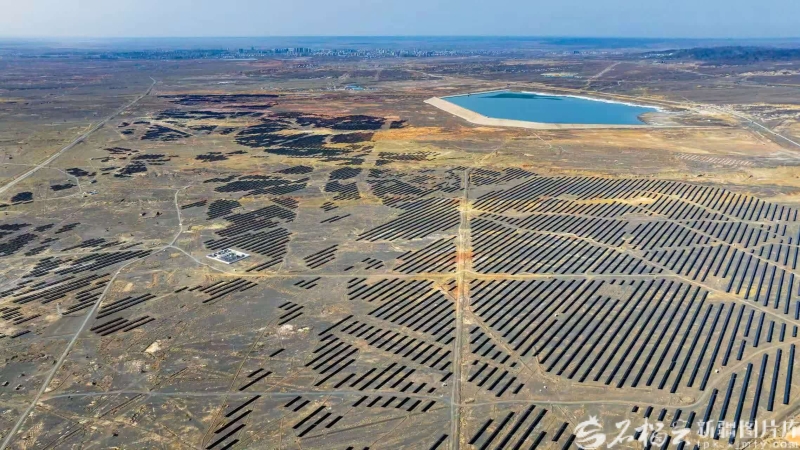 图为新疆油田三三区光伏基地（吕殿杰 摄影）