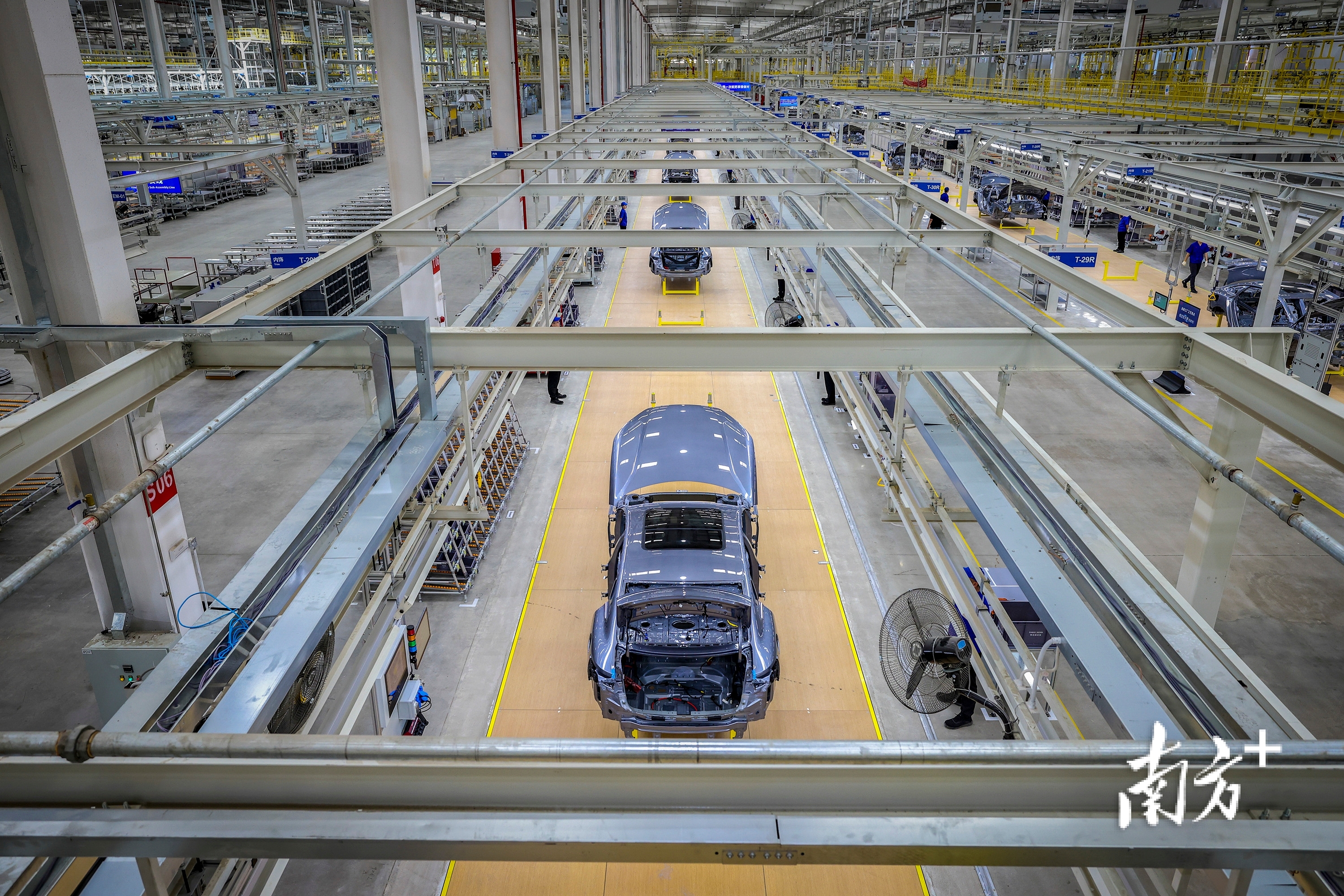 深汕比亚迪汽车工业园新能源汽车生产线。