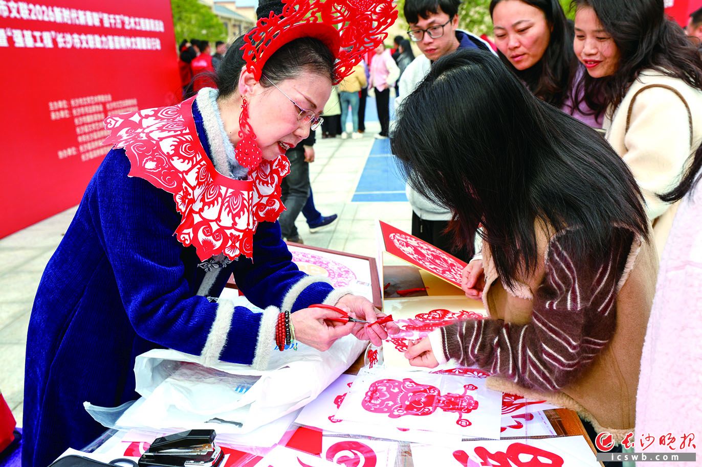 文艺惠民       写春联、剪生肖马……1月16日，长沙县高桥锦绣社区移民安置区，长沙市文联2026新时代新春联“百千万”艺术工程惠民活动暨“强基工程”助力基层精神文明建设行动在此启动，现场活动多样，年味十足、热闹非凡。长沙晚报通讯员周斌 朱琪 刘柯摄影报道