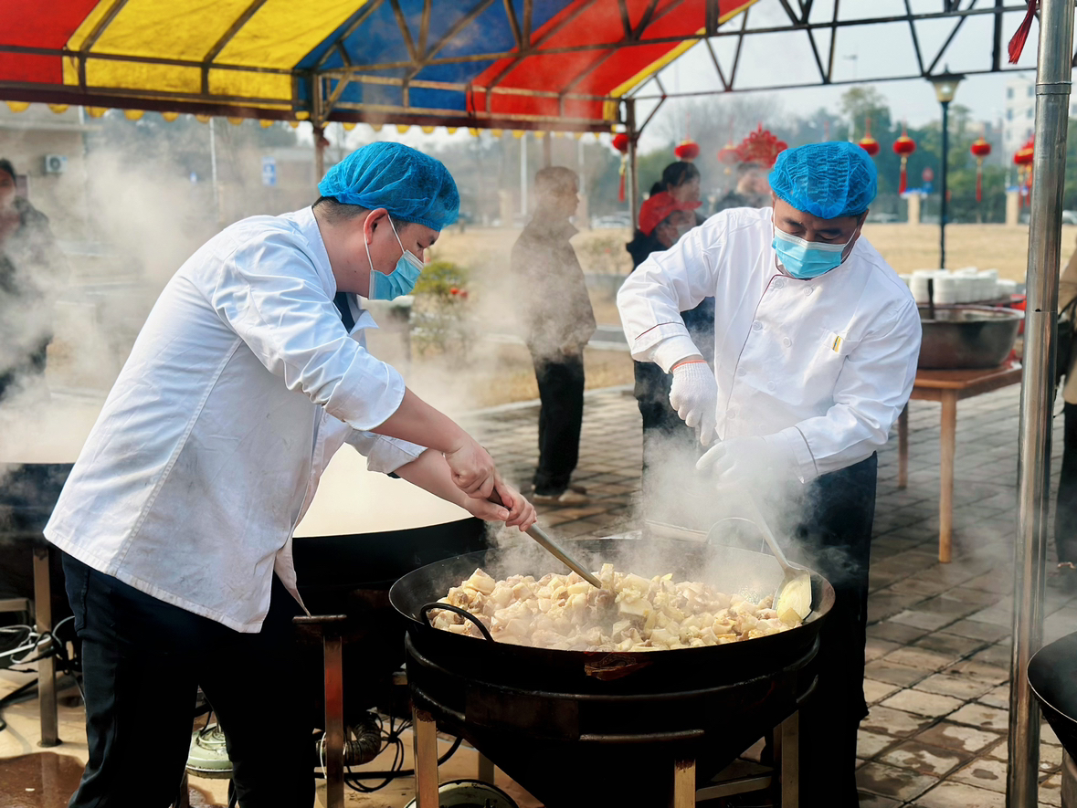 望城区养老中心：吃年猪饭迎新春 民俗味里享团圆