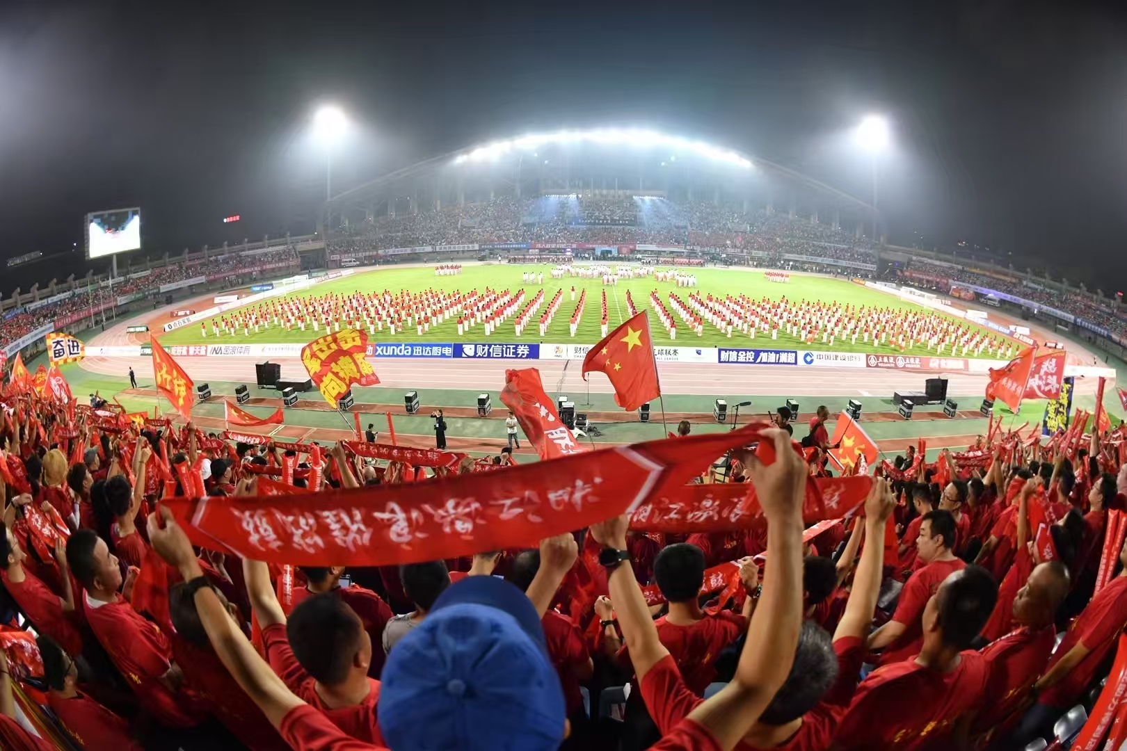 湘潭主场首场比赛，球迷热情似火。（图片来源 湘潭市委宣传部）.jpg