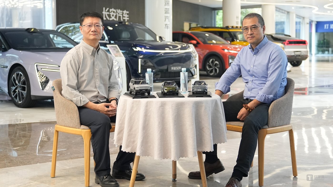 左：中国长安汽车总经理赵非；右：钛媒体联合创始人& 联席CEO刘湘明
