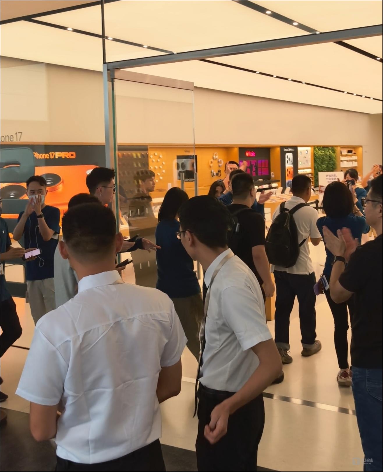 iPhone17系列正式开售，作者拍摄